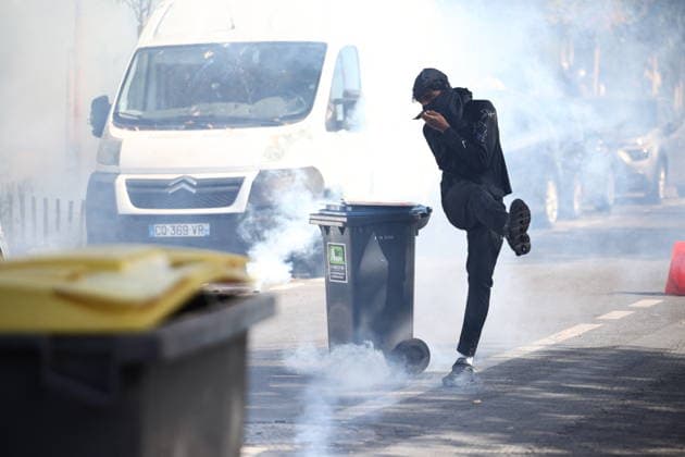 Students Prostest - Aubervilliers Clash between (CRS) Republican Security Corps and Student in front of Le Corbusier secondary school in Aubervilliers, North of Paris, on October 1, 2026 as they continue their protest to demand the hiring of substitute teachers, increased resources, and decent learning conditions. Photo by Raphael Lafargue ABACAPRESS.COM Aubervilliers Ile-de-France France  Copyright: xLafarguexRaphael ABACAx
