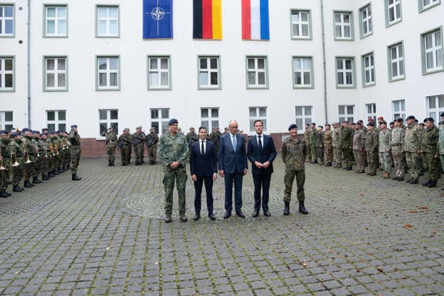 Visit by the German-Dutch Corps with Federal Chancellor Merz and General Freuding, together with Rob Jetten, Prime Minister of the Netherlands; Federal Chancellor Friedrich Merz; NATO Secretary General Mark Ruette; and Lieutenant General Peter Mirow, during the military honors rendered by the 1st German-Dutch Corps, Münster, October 1, 2026, Münster, North Rhine-Westphalia, Germany