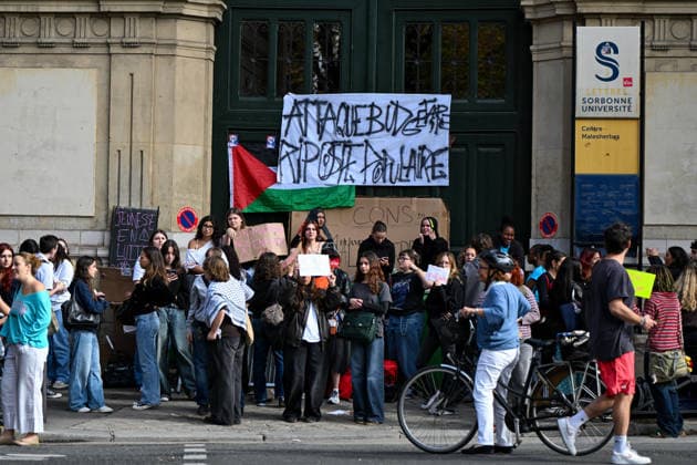 Students Gather During a Blockade at The Lycee Carnot - Paris Students gather during a blockade at the Campus Malesherbes - Sorbonne Universite in Paris, France, on October 1st, 2026. Protests and student-led entrance blockades have intensified across Ile-de-France and regional urban centers in recent days, as secondary students demonstrate against poor learning conditions. Photo by Lionel Urman ABACAPRESS.COM Paris France  Copyright: xUrmanxLionel ABACAx