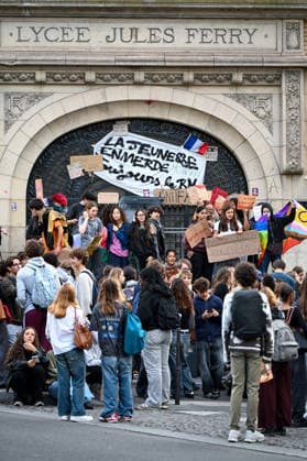 Students Gather During a Blockade at The Lycee Carnot - Paris Students gather during a blockade at the Lycee Jules Ferry in Paris, France, on October 1st, 2026. Protests and student-led entrance blockades have intensified across Ile-de-France and regional urban centers in recent days, as secondary students demonstrate against poor learning conditions. Photo by Lionel Urman ABACAPRESS.COM Paris France  Copyright: xUrmanxLionel ABACAx