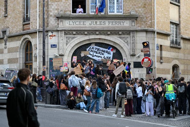 Students Gather During a Blockade at The Lycee Carnot - Paris Students gather during a blockade at the Lycee Jules Ferry in Paris, France, on October 1st, 2026. Protests and student-led entrance blockades have intensified across Ile-de-France and regional urban centers in recent days, as secondary students demonstrate against poor learning conditions. Photo by Lionel Urman ABACAPRESS.COM Paris France  Copyright: xUrmanxLionel ABACAx