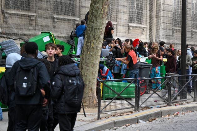 Students Gather During a Blockade at The Lycee Carnot - Paris Students gather during a blockade at the Lycee Jacques Decour in Paris, France, on October 1st, 2026. Protests and student-led entrance blockades have intensified across Ile-de-France and regional urban centers in recent days, as secondary students demonstrate against poor learning conditions. Photo by Lionel Urman ABACAPRESS.COM Paris France  Copyright: xUrmanxLionel ABACAx