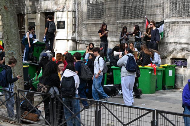 Students Gather During a Blockade at The Lycee Carnot - Paris Students gather during a blockade at the Lycee Jacques Decour in Paris, France, on October 1st, 2026. Protests and student-led entrance blockades have intensified across Ile-de-France and regional urban centers in recent days, as secondary students demonstrate against poor learning conditions. Photo by Lionel Urman ABACAPRESS.COM Paris France  Copyright: xUrmanxLionel ABACAx