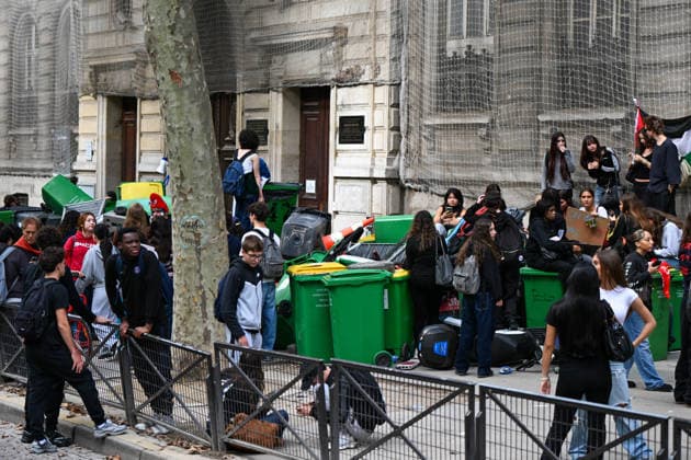 Students Gather During a Blockade at The Lycee Carnot - Paris Students gather during a blockade at the Lycee Jacques Decour in Paris, France, on October 1st, 2026. Protests and student-led entrance blockades have intensified across Ile-de-France and regional urban centers in recent days, as secondary students demonstrate against poor learning conditions. Photo by Lionel Urman ABACAPRESS.COM Paris France  Copyright: xUrmanxLionel ABACAx