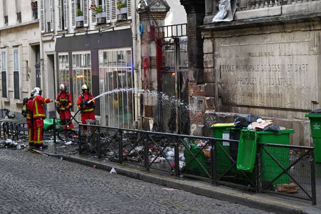 Students Gather During a Blockade at The Lycee Carnot - Paris Students gather during a blockade at the Ecole d Art lycee Elisa Lemonnier in Paris, France, on October 1st, 2026. Protests and student-led entrance blockades have intensified across Ile-de-France and regional urban centers in recent days, as secondary students demonstrate against poor learning conditions. Photo by Lionel Urman ABACAPRESS.COM Paris France  Copyright: xUrmanxLionel ABACAx