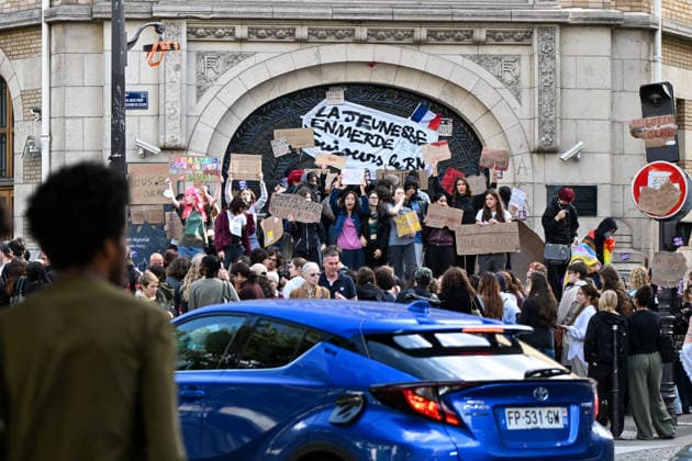 Students Gather During a Blockade at The Lycee Carnot - Paris Students gather during a blockade at the Lycee Jules Ferry in Paris, France, on October 1st, 2026. Protests and student-led entrance blockades have intensified across Ile-de-France and regional urban centers in recent days, as secondary students demonstrate against poor learning conditions. Photo by Lionel Urman ABACAPRESS.COM Paris France  Copyright: xUrmanxLionel ABACAx