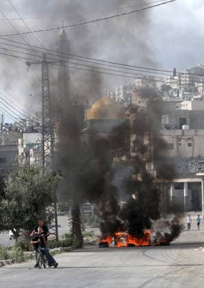Israel enforces Security as Jewish visitors arrive to pray during the festival of Sukkot in Nablus, Palestine Palestinians set fire to tires in the streets of the Balata refugee camp in protest against the visit of Jewish settlers to Joseph s Tomb a religious site that is a point of contention between Israelis and Palestinians as Jewish visitors arrive late at night to pray there during the festival of Sukkot; the site is located in an area under the control of the Palestinian Authority. Nablus Palestine Copyright: xNasserxishatyehx xSOPAxImagesx Nishtayeh694