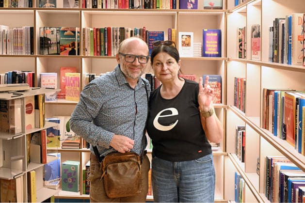 Minifestival AH0J (Literaturfestival) - Tschechien setzt über - der Kulturinitiative Literaturschiff, in der Buchhandlung Kurdirektion in Bad Ischl. Lesungen und Gespräche in Korrespondenz zum Gastauftritt Tschechiens auf der Frankfurter Buchmesse 2026. Es liest die tschechische Schriftstellerin und mehrfache Literaturpreisträgerin Radka Denemarkovich. Die Veranstaltung wrd moderiert von Julia Miesenböck, fotografiert am 30.09.26. Das Bild zeigt links den Veranstalter Christian Gsöllradl-Samhabber mit der Schriftstellerin Radka Denemarkovic 2026 - Minifestival AH0J (Literaturfestival) - Tschechien setzt über - der Kulturinitiative Literaturschiff, in der Buchhandlung Kurdirektion in Bad Ischl. Lesungen und Gespräche in Korrespondenz