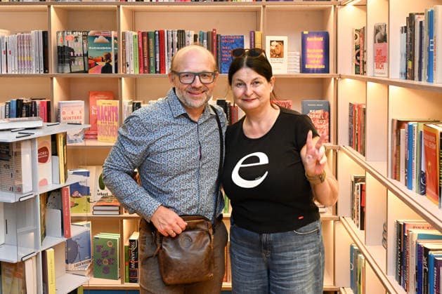 Minifestival AH0J (Literaturfestival) - Tschechien setzt über - der Kulturinitiative Literaturschiff, in der Buchhandlung Kurdirektion in Bad Ischl. Lesungen und Gespräche in Korrespondenz zum Gastauftritt Tschechiens auf der Frankfurter Buchmesse 2026. Es liest die tschechische Schriftstellerin und mehrfache Literaturpreisträgerin Radka Denemarkovich. Die Veranstaltung wrd moderiert von Julia Miesenböck, fotografiert am 30.09.26. Das Bild zeigt links den Veranstalter Christian Gsöllradl-Samhabber mit der Schriftstellerin Radka Denemarkovic 2026 - Minifestival AH0J (Literaturfestival) - Tschechien setzt über - der Kulturinitiative Literaturschiff, in der Buchhandlung Kurdirektion in Bad Ischl. Lesungen und Gespräche in Korrespondenz