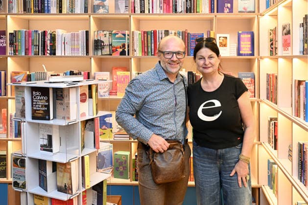 Minifestival AH0J (Literaturfestival) - Tschechien setzt über - der Kulturinitiative Literaturschiff, in der Buchhandlung Kurdirektion in Bad Ischl. Lesungen und Gespräche in Korrespondenz zum Gastauftritt Tschechiens auf der Frankfurter Buchmesse 2026. Es liest die tschechische Schriftstellerin und mehrfache Literaturpreisträgerin Radka Denemarkovich. Die Veranstaltung wrd moderiert von Julia Miesenböck, fotografiert am 30.09.26. Das Bild zeigt links den Veranstalter Christian Gsöllradl-Samhabber mit der Schriftstellerin Radka Denemarkovic 2026 - Minifestival AH0J (Literaturfestival) - Tschechien setzt über - der Kulturinitiative Literaturschiff, in der Buchhandlung Kurdirektion in Bad Ischl. Lesungen und Gespräche in Korrespondenz