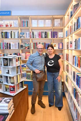 Minifestival AH0J (Literaturfestival) - Tschechien setzt über - der Kulturinitiative Literaturschiff, in der Buchhandlung Kurdirektion in Bad Ischl. Lesungen und Gespräche in Korrespondenz zum Gastauftritt Tschechiens auf der Frankfurter Buchmesse 2026. Es liest die tschechische Schriftstellerin und mehrfache Literaturpreisträgerin Radka Denemarkovich. Die Veranstaltung wrd moderiert von Julia Miesenböck, fotografiert am 30.09.26. Das Bild zeigt links den Veranstalter Christian Gsöllradl-Samhabber mit der Schriftstellerin Radka Denemarkovic 2026 - Minifestival AH0J (Literaturfestival) - Tschechien setzt über - der Kulturinitiative Literaturschiff, in der Buchhandlung Kurdirektion in Bad Ischl. Lesungen und Gespräche in Korrespondenz