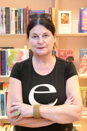 Minifestival AH0J (Literaturfestival) - Tschechien setzt über - der Kulturinitiative Literaturschiff, in der Buchhandlung Kurdirektion in Bad Ischl. Lesungen und Gespräche in Korrespondenz zum Gastauftritt Tschechiens auf der Frankfurter Buchmesse 2026. Es liest die tschechische Schriftstellerin und mehrfache Literaturpreisträgerin Radka Denemarkovich. Die Veranstaltung wrd moderiert von Julia Miesenböck, fotografiert am 30.09.26. Das Bild zeigt die Schriftstellerin Radka Denemarkovic 2026 - Minifestival AH0J (Literaturfestival) - Tschechien setzt über - der Kulturinitiative Literaturschiff, in der Buchhandlung Kurdirektion in Bad Ischl. Lesungen und Gespräche in Korrespondenz zum Gastauftritt Tschechiens auf der Frankfurter Buchmesse