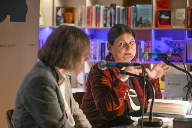 Minifestival AH0J (Literaturfestival) - Tschechien setzt über - der Kulturinitiative Literaturschiff, in der Buchhandlung Kurdirektion in Bad Ischl. Lesungen und Gespräche in Korrespondenz zum Gastauftritt Tschechiens auf der Frankfurter Buchmesse 2026. Es liest die tschechische Schriftstellerin und mehrfache Literaturpreisträgerin Radka Denemarkovich. Die Veranstaltung wird moderiert von Julia Miesenböck, fotografiert am 30.09.26. Das Bild zeigt links die Moderatorin Julia Miesenböck mit der Schriftstellerin Radka Denemarkovic im Gespräch 2026 - Minifestival AH0J (Literaturfestival) - Tschechien setzt über - der Kulturinitiative Literaturschiff, in der Buchhandlung Kurdirektion in Bad Ischl. Lesungen und Gespräche in Korrespondenz