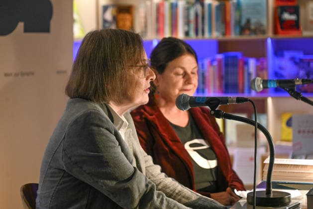 Minifestival AH0J (Literaturfestival) - Tschechien setzt über - der Kulturinitiative Literaturschiff, in der Buchhandlung Kurdirektion in Bad Ischl. Lesungen und Gespräche in Korrespondenz zum Gastauftritt Tschechiens auf der Frankfurter Buchmesse 2026. Es liest die tschechische Schriftstellerin und mehrfache Literaturpreisträgerin Radka Denemarkovich. Die Veranstaltung wird moderiert von Julia Miesenböck, fotografiert am 30.09.26. Das Bild zeigt links die Moderatorin Julia Miesenböck mit der Schriftstellerin Radka Denemarkovic im Gespräch 2026 - Minifestival AH0J (Literaturfestival) - Tschechien setzt über - der Kulturinitiative Literaturschiff, in der Buchhandlung Kurdirektion in Bad Ischl. Lesungen und Gespräche in Korrespondenz