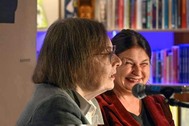 Minifestival AH0J (Literaturfestival) - Tschechien setzt über - der Kulturinitiative Literaturschiff, in der Buchhandlung Kurdirektion in Bad Ischl. Lesungen und Gespräche in Korrespondenz zum Gastauftritt Tschechiens auf der Frankfurter Buchmesse 2026. Es liest die tschechische Schriftstellerin und mehrfache Literaturpreisträgerin Radka Denemarkovich. Die Veranstaltung wird moderiert von Julia Miesenböck, fotografiert am 30.09.26. Das Bild zeigt links die Moderatorin Julia Miesenböck mit der Schriftstellerin Radka Denemarkovic im Gespräch 2026 - Minifestival AH0J (Literaturfestival) - Tschechien setzt über - der Kulturinitiative Literaturschiff, in der Buchhandlung Kurdirektion in Bad Ischl. Lesungen und Gespräche in Korrespondenz