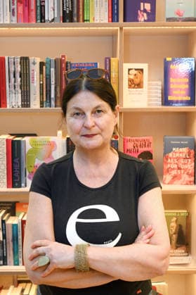 Minifestival AH0J (Literaturfestival) - Tschechien setzt über - der Kulturinitiative Literaturschiff, in der Buchhandlung Kurdirektion in Bad Ischl. Lesungen und Gespräche in Korrespondenz zum Gastauftritt Tschechiens auf der Frankfurter Buchmesse 2026. Es liest die tschechische Schriftstellerin und mehrfache Literaturpreisträgerin Radka Denemarkovich. Die Veranstaltung wrd moderiert von Julia Miesenböck, fotografiert am 30.09.26. Das Bild zeigt die Schriftstellerin Radka Denemarkovic 2026 - Minifestival AH0J (Literaturfestival) - Tschechien setzt über - der Kulturinitiative Literaturschiff, in der Buchhandlung Kurdirektion in Bad Ischl. Lesungen und Gespräche in Korrespondenz zum Gastauftritt Tschechiens auf der Frankfurter Buchmesse