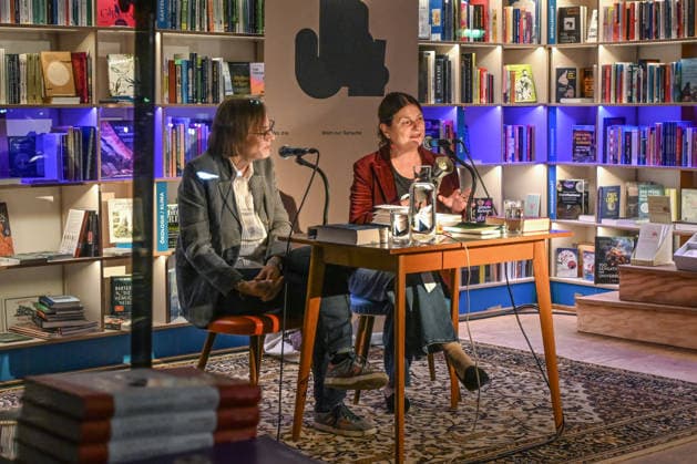 Minifestival AH0J (Literaturfestival) - Tschechien setzt über - der Kulturinitiative Literaturschiff, in der Buchhandlung Kurdirektion in Bad Ischl. Lesungen und Gespräche in Korrespondenz zum Gastauftritt Tschechiens auf der Frankfurter Buchmesse 2026. Es liest die tschechische Schriftstellerin und mehrfache Literaturpreisträgerin Radka Denemarkovich. Die Veranstaltung wird moderiert von Julia Miesenböck, fotografiert am 30.09.26. Das Bild zeigt links die Moderatorin Julia Miesenböck mit der Schriftstellerin Radka Denemarkovic im Gespräch 2026 - Minifestival AH0J (Literaturfestival) - Tschechien setzt über - der Kulturinitiative Literaturschiff, in der Buchhandlung Kurdirektion in Bad Ischl. Lesungen und Gespräche in Korrespondenz