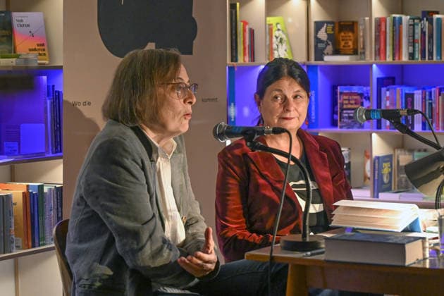 Minifestival AH0J (Literaturfestival) - Tschechien setzt über - der Kulturinitiative Literaturschiff, in der Buchhandlung Kurdirektion in Bad Ischl. Lesungen und Gespräche in Korrespondenz zum Gastauftritt Tschechiens auf der Frankfurter Buchmesse 2026. Es liest die tschechische Schriftstellerin und mehrfache Literaturpreisträgerin Radka Denemarkovich. Die Veranstaltung wird moderiert von Julia Miesenböck, fotografiert am 30.09.26. Das Bild zeigt links die Moderatorin Julia Miesenböck mit der Schriftstellerin Radka Denemarkovic im Gespräch 2026 - Minifestival AH0J (Literaturfestival) - Tschechien setzt über - der Kulturinitiative Literaturschiff, in der Buchhandlung Kurdirektion in Bad Ischl. Lesungen und Gespräche in Korrespondenz