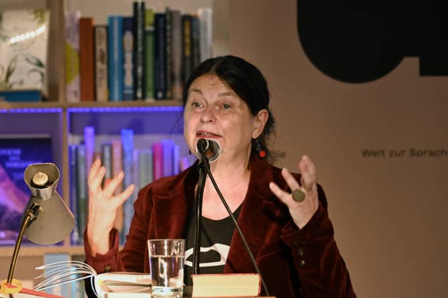 Minifestival AH0J (Literaturfestival) - Tschechien setzt über - der Kulturinitiative Literaturschiff, in der Buchhandlung Kurdirektion in Bad Ischl. Lesungen und Gespräche in Korrespondenz zum Gastauftritt Tschechiens auf der Frankfurter Buchmesse 2026. Es liest die tschechische Schriftstellerin und mehrfache Literaturpreisträgerin Radka Denemarkovich. Die Veranstaltung wird moderiert von Julia Miesenböck, fotografiert am 30.09.26. Das Bild zeigt die Schriftstellerin Radka Denemarkovic 2026 - Minifestival AH0J (Literaturfestival) - Tschechien setzt über - der Kulturinitiative Literaturschiff, in der Buchhandlung Kurdirektion in Bad Ischl. Lesungen und Gespräche in Korrespondenz zum Gastauftritt Tschechiens auf der Frankfurter Buchmess