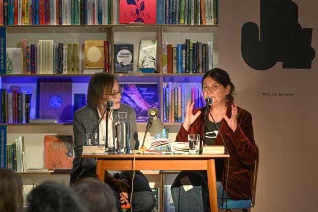 Minifestival AH0J (Literaturfestival) - Tschechien setzt über - der Kulturinitiative Literaturschiff, in der Buchhandlung Kurdirektion in Bad Ischl. Lesungen und Gespräche in Korrespondenz zum Gastauftritt Tschechiens auf der Frankfurter Buchmesse 2026. Es liest die tschechische Schriftstellerin und mehrfache Literaturpreisträgerin Radka Denemarkovich. Die Veranstaltung wird moderiert von Julia Miesenböck, fotografiert am 30.09.26. Das Bild zeigt links die Moderatorin Julia Miesenböck mit der Schriftstellerin Radka Denemarkovic im Gespräch 2026 - Minifestival AH0J (Literaturfestival) - Tschechien setzt über - der Kulturinitiative Literaturschiff, in der Buchhandlung Kurdirektion in Bad Ischl. Lesungen und Gespräche in Korrespondenz