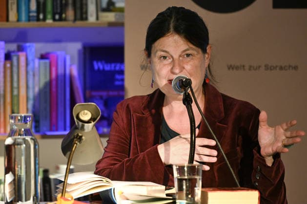 Minifestival AH0J (Literaturfestival) - Tschechien setzt über - der Kulturinitiative Literaturschiff, in der Buchhandlung Kurdirektion in Bad Ischl. Lesungen und Gespräche in Korrespondenz zum Gastauftritt Tschechiens auf der Frankfurter Buchmesse 2026. Es liest die tschechische Schriftstellerin und mehrfache Literaturpreisträgerin Radka Denemarkovich. Die Veranstaltung wird moderiert von Julia Miesenböck, fotografiert am 30.09.26. Das Bild zeigt die Schriftstellerin Radka Denemarkovic 2026 - Minifestival AH0J (Literaturfestival) - Tschechien setzt über - der Kulturinitiative Literaturschiff, in der Buchhandlung Kurdirektion in Bad Ischl. Lesungen und Gespräche in Korrespondenz zum Gastauftritt Tschechiens auf der Frankfurter Buchmess