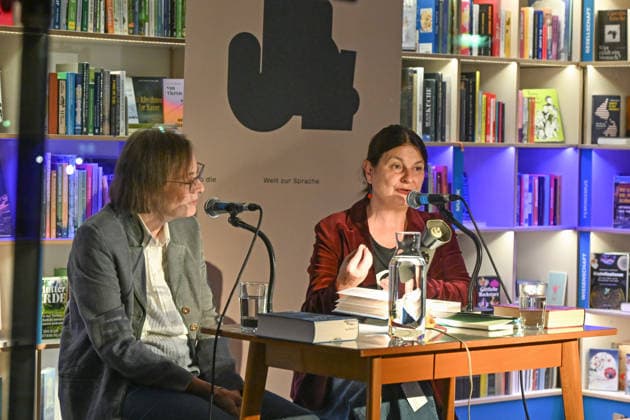 Minifestival AH0J (Literaturfestival) - Tschechien setzt über - der Kulturinitiative Literaturschiff, in der Buchhandlung Kurdirektion in Bad Ischl. Lesungen und Gespräche in Korrespondenz zum Gastauftritt Tschechiens auf der Frankfurter Buchmesse 2026. Es liest die tschechische Schriftstellerin und mehrfache Literaturpreisträgerin Radka Denemarkovich. Die Veranstaltung wird moderiert von Julia Miesenböck, fotografiert am 30.09.26. Das Bild zeigt links die Moderatorin Julia Miesenböck mit der Schriftstellerin Radka Denemarkovic im Gespräch 2026 - Minifestival AH0J (Literaturfestival) - Tschechien setzt über - der Kulturinitiative Literaturschiff, in der Buchhandlung Kurdirektion in Bad Ischl. Lesungen und Gespräche in Korrespondenz