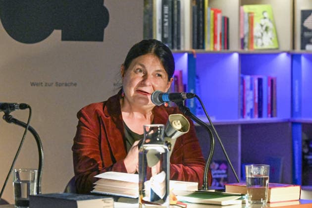 Minifestival AH0J (Literaturfestival) - Tschechien setzt über - der Kulturinitiative Literaturschiff, in der Buchhandlung Kurdirektion in Bad Ischl. Lesungen und Gespräche in Korrespondenz zum Gastauftritt Tschechiens auf der Frankfurter Buchmesse 2026. Es liest die tschechische Schriftstellerin und mehrfache Literaturpreisträgerin Radka Denemarkovich. Die Veranstaltung wird moderiert von Julia Miesenböck, fotografiert am 30.09.26. Das Bild zeigt die Schriftstellerin Radka Denemarkovic 2026 - Minifestival AH0J (Literaturfestival) - Tschechien setzt über - der Kulturinitiative Literaturschiff, in der Buchhandlung Kurdirektion in Bad Ischl. Lesungen und Gespräche in Korrespondenz zum Gastauftritt Tschechiens auf der Frankfurter Buchmess
