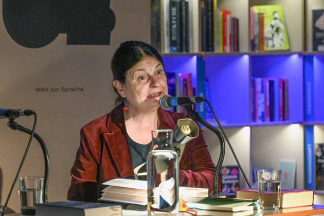 Minifestival AH0J (Literaturfestival) - Tschechien setzt über - der Kulturinitiative Literaturschiff, in der Buchhandlung Kurdirektion in Bad Ischl. Lesungen und Gespräche in Korrespondenz zum Gastauftritt Tschechiens auf der Frankfurter Buchmesse 2026. Es liest die tschechische Schriftstellerin und mehrfache Literaturpreisträgerin Radka Denemarkovich. Die Veranstaltung wird moderiert von Julia Miesenböck, fotografiert am 30.09.26. Das Bild zeigt die Schriftstellerin Radka Denemarkovic 2026 - Minifestival AH0J (Literaturfestival) - Tschechien setzt über - der Kulturinitiative Literaturschiff, in der Buchhandlung Kurdirektion in Bad Ischl. Lesungen und Gespräche in Korrespondenz zum Gastauftritt Tschechiens auf der Frankfurter Buchmess