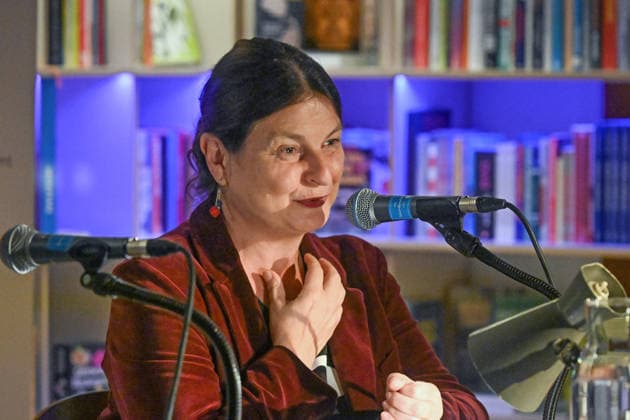 Minifestival AH0J (Literaturfestival) - Tschechien setzt über - der Kulturinitiative Literaturschiff, in der Buchhandlung Kurdirektion in Bad Ischl. Lesungen und Gespräche in Korrespondenz zum Gastauftritt Tschechiens auf der Frankfurter Buchmesse 2026. Es liest die tschechische Schriftstellerin und mehrfache Literaturpreisträgerin Radka Denemarkovich. Die Veranstaltung wird moderiert von Julia Miesenböck, fotografiert am 30.09.26. Das Bild zeigt die Schriftstellerin Radka Denemarkovic 2026 - Minifestival AH0J (Literaturfestival) - Tschechien setzt über - der Kulturinitiative Literaturschiff, in der Buchhandlung Kurdirektion in Bad Ischl. Lesungen und Gespräche in Korrespondenz zum Gastauftritt Tschechiens auf der Frankfurter Buchmess