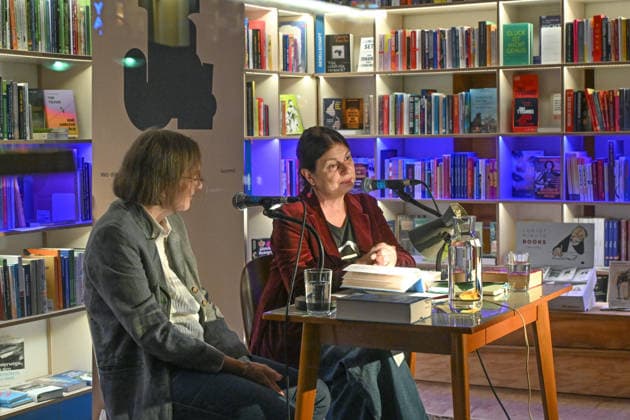 Minifestival AH0J (Literaturfestival) - Tschechien setzt über - der Kulturinitiative Literaturschiff, in der Buchhandlung Kurdirektion in Bad Ischl. Lesungen und Gespräche in Korrespondenz zum Gastauftritt Tschechiens auf der Frankfurter Buchmesse 2026. Es liest die tschechische Schriftstellerin und mehrfache Literaturpreisträgerin Radka Denemarkovich. Die Veranstaltung wird moderiert von Julia Miesenböck, fotografiert am 30.09.26. Das Bild zeigt links die Moderatorin Julia Miesenböck mit der Schriftstellerin Radka Denemarkovic im Gespräch 2026 - Minifestival AH0J (Literaturfestival) - Tschechien setzt über - der Kulturinitiative Literaturschiff, in der Buchhandlung Kurdirektion in Bad Ischl. Lesungen und Gespräche in Korrespondenz