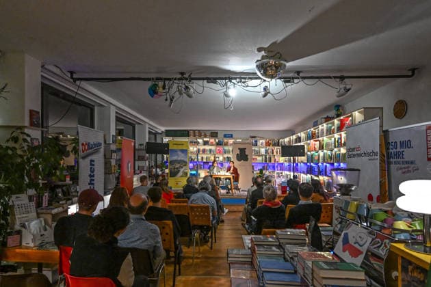 Minifestival AH0J (Literaturfestival) - Tschechien setzt über - der Kulturinitiative Literaturschiff, in der Buchhandlung Kurdirektion in Bad Ischl. Lesungen und Gespräche in Korrespondenz zum Gastauftritt Tschechiens auf der Frankfurter Buchmesse 2026. Es liest die tschechische Schriftstellerin und mehrfache Literaturpreisträgerin Radka Denemarkovich. Die Veranstaltung wird moderiert von Julia Miesenböck, fotografiert am 30.09.26. Das Bild zeigt links die Moderatorin Julia Miesenböck mit der Schriftstellerin Radka Denemarkovic im Gespräch vor Publikum 2026 - Minifestival AH0J (Literaturfestival) - Tschechien setzt über - der Kulturinitiative Literaturschiff, in der Buchhandlung Kurdirektion in Bad Ischl. Lesungen und Gespräche in K