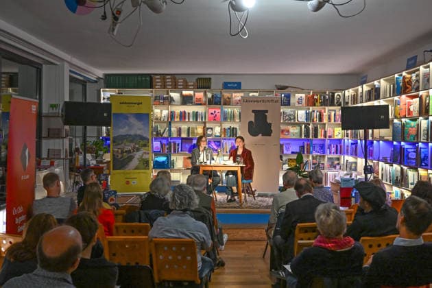 Minifestival AH0J (Literaturfestival) - Tschechien setzt über - der Kulturinitiative Literaturschiff, in der Buchhandlung Kurdirektion in Bad Ischl. Lesungen und Gespräche in Korrespondenz zum Gastauftritt Tschechiens auf der Frankfurter Buchmesse 2026. Es liest die tschechische Schriftstellerin und mehrfache Literaturpreisträgerin Radka Denemarkovich. Die Veranstaltung wird moderiert von Julia Miesenböck, fotografiert am 30.09.26. Das Bild zeigt links die Moderatorin Julia Miesenböck mit der Schriftstellerin Radka Denemarkovic im Gespräch vor Publikum 2026 - Minifestival AH0J (Literaturfestival) - Tschechien setzt über - der Kulturinitiative Literaturschiff, in der Buchhandlung Kurdirektion in Bad Ischl. Lesungen und Gespräche in K