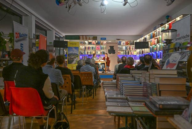 Minifestival AH0J (Literaturfestival) - Tschechien setzt über - der Kulturinitiative Literaturschiff, in der Buchhandlung Kurdirektion in Bad Ischl. Lesungen und Gespräche in Korrespondenz zum Gastauftritt Tschechiens auf der Frankfurter Buchmesse 2026. Es liest die tschechische Schriftstellerin und mehrfache Literaturpreisträgerin Radka Denemarkovich. Die Veranstaltung wird moderiert von Julia Miesenböck, fotografiert am 30.09.26. Das Bild zeigt links die Moderatorin Julia Miesenböck mit der Schriftstellerin Radka Denemarkovic im Gespräch vor Publikum 2026 - Minifestival AH0J (Literaturfestival) - Tschechien setzt über - der Kulturinitiative Literaturschiff, in der Buchhandlung Kurdirektion in Bad Ischl. Lesungen und Gespräche in K