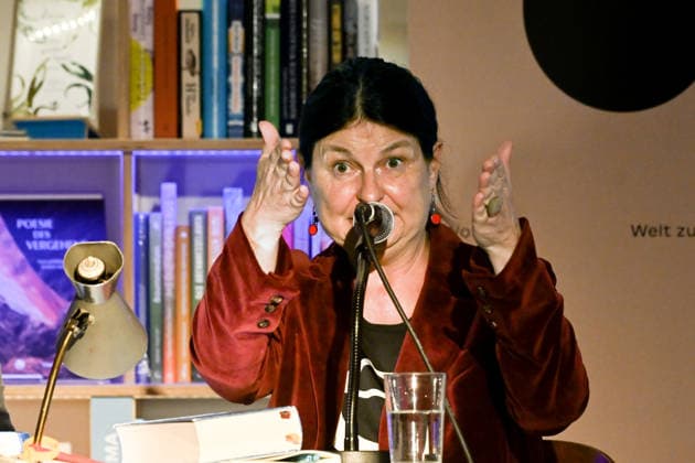 Minifestival AH0J (Literaturfestival) - Tschechien setzt über - der Kulturinitiative Literaturschiff, in der Buchhandlung Kurdirektion in Bad Ischl. Lesungen und Gespräche in Korrespondenz zum Gastauftritt Tschechiens auf der Frankfurter Buchmesse 2026. Es liest die tschechische Schriftstellerin und mehrfache Literaturpreisträgerin Radka Denemarkovich. Die Veranstaltung wird moderiert von Julia Miesenböck, fotografiert am 30.09.26. Das Bild zeigt die Schriftstellerin Radka Denemarkovic 2026 - Minifestival AH0J (Literaturfestival) - Tschechien setzt über - der Kulturinitiative Literaturschiff, in der Buchhandlung Kurdirektion in Bad Ischl. Lesungen und Gespräche in Korrespondenz zum Gastauftritt Tschechiens auf der Frankfurter Buchmess