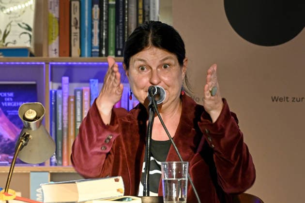 Minifestival AH0J (Literaturfestival) - Tschechien setzt über - der Kulturinitiative Literaturschiff, in der Buchhandlung Kurdirektion in Bad Ischl. Lesungen und Gespräche in Korrespondenz zum Gastauftritt Tschechiens auf der Frankfurter Buchmesse 2026. Es liest die tschechische Schriftstellerin und mehrfache Literaturpreisträgerin Radka Denemarkovich. Die Veranstaltung wird moderiert von Julia Miesenböck, fotografiert am 30.09.26. Das Bild zeigt die Schriftstellerin Radka Denemarkovic 2026 - Minifestival AH0J (Literaturfestival) - Tschechien setzt über - der Kulturinitiative Literaturschiff, in der Buchhandlung Kurdirektion in Bad Ischl. Lesungen und Gespräche in Korrespondenz zum Gastauftritt Tschechiens auf der Frankfurter Buchmess