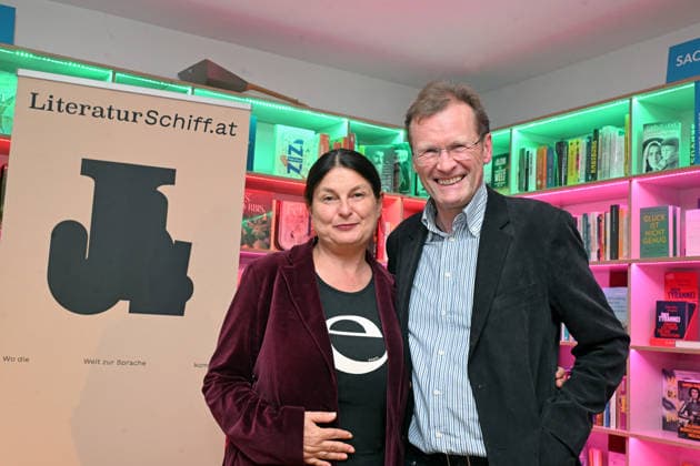 Minifestival AH0J (Literaturfestival) - Tschechien setzt über - der Kulturinitiative Literaturschiff, in der Buchhandlung Kurdirektion in Bad Ischl. Lesungen und Gespräche in Korrespondenz zum Gastauftritt Tschechiens auf der Frankfurter Buchmesse 2026. Es liest die tschechische Schriftstellerin und mehrfache Literaturpreisträgerin Radka Denemarkovich. Die Veranstaltung wird moderiert von Julia Miesenböck, fotografiert am 30.09.26. Das Bild zeigt die Schriftstellerin Radka Denemarkovic mit dem ORF-Journalisten Johnnes Hetschgo 2026 - Minifestival AH0J (Literaturfestival) - Tschechien setzt über - der Kulturinitiative Literaturschiff, in der Buchhandlung Kurdirektion in Bad Ischl. Lesungen und Gespräche in Korrespondenz zum Gastauftrit