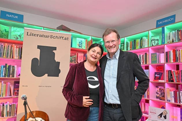 Minifestival AH0J (Literaturfestival) - Tschechien setzt über - der Kulturinitiative Literaturschiff, in der Buchhandlung Kurdirektion in Bad Ischl. Lesungen und Gespräche in Korrespondenz zum Gastauftritt Tschechiens auf der Frankfurter Buchmesse 2026. Es liest die tschechische Schriftstellerin und mehrfache Literaturpreisträgerin Radka Denemarkovich. Die Veranstaltung wird moderiert von Julia Miesenböck, fotografiert am 30.09.26. Das Bild zeigt die Schriftstellerin Radka Denemarkovic mit dem ORF-Journalisten Johnnes Hetschgo 2026 - Minifestival AH0J (Literaturfestival) - Tschechien setzt über - der Kulturinitiative Literaturschiff, in der Buchhandlung Kurdirektion in Bad Ischl. Lesungen und Gespräche in Korrespondenz zum Gastauftrit