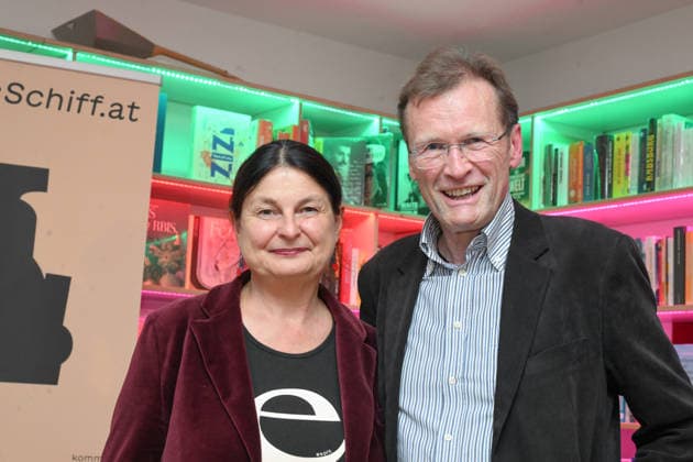 Minifestival AH0J (Literaturfestival) - Tschechien setzt über - der Kulturinitiative Literaturschiff, in der Buchhandlung Kurdirektion in Bad Ischl. Lesungen und Gespräche in Korrespondenz zum Gastauftritt Tschechiens auf der Frankfurter Buchmesse 2026. Es liest die tschechische Schriftstellerin und mehrfache Literaturpreisträgerin Radka Denemarkovich. Die Veranstaltung wird moderiert von Julia Miesenböck, fotografiert am 30.09.26. Das Bild zeigt die Schriftstellerin Radka Denemarkovic mit dem ORF-Journalisten Johnnes Hetschgo 2026 - Minifestival AH0J (Literaturfestival) - Tschechien setzt über - der Kulturinitiative Literaturschiff, in der Buchhandlung Kurdirektion in Bad Ischl. Lesungen und Gespräche in Korrespondenz zum Gastauftrit