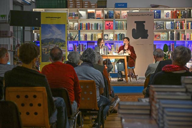 Minifestival AH0J (Literaturfestival) - Tschechien setzt über - der Kulturinitiative Literaturschiff, in der Buchhandlung Kurdirektion in Bad Ischl. Lesungen und Gespräche in Korrespondenz zum Gastauftritt Tschechiens auf der Frankfurter Buchmesse 2026. Es liest die tschechische Schriftstellerin und mehrfache Literaturpreisträgerin Radka Denemarkovich. Die Veranstaltung wird moderiert von Julia Miesenböck, fotografiert am 30.09.26. Das Bild zeigt links die Moderatorin Julia Miesenböck mit der Schriftstellerin Radka Denemarkovic im Gespräch vor Publikum 2026 - Minifestival AH0J (Literaturfestival) - Tschechien setzt über - der Kulturinitiative Literaturschiff, in der Buchhandlung Kurdirektion in Bad Ischl. Lesungen und Gespräche in K
