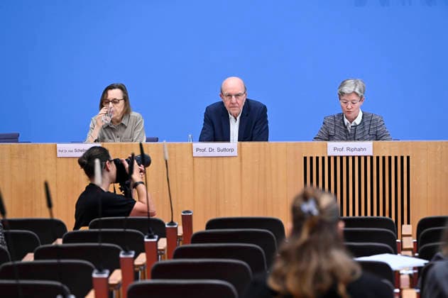 ABB BPK Carmen Scheibenbogen, German hematologist-oncologist and professor of immunology at Berlin’s Charité; Prof. Dr. Norbert Suttorp from the Interdisciplinary Group for Infectious Diseases, Pulmonology and Critical Care Medicine; Regina Therese Riphahn, a German economist; Topic