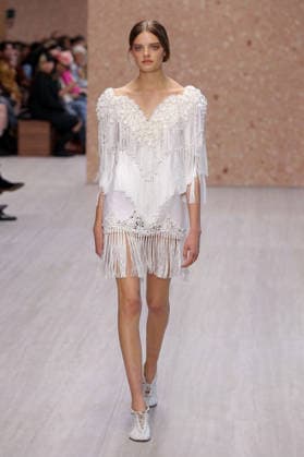 PFW - Chloe Runway A model walks the runway during the Chloe Ready to Wear Spring Summer 2027 fashion show as part of Paris Fashion Week on October 1, 2026 in Paris, France. Photo by Alain-Gil Gonzalez ABACAPRESS.COM Paris Ile-de-France France  Copyright: xGonzalezxAlain-Gil ABACAx
