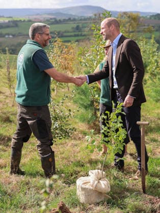 The Prince Of Wales Visits Monmouthshire And Herefordshire ABERGAVENNY, WALES - OCTOBER 01: Prince William, Prince Of Wales (R) shakes hands as he joins volunteers participating in a seed collection activity and hears about the progress towards the goal of planting one million trees during his visit to charity Stump Up For Trees, which aims to plant native trees across South Wales, at White Castle Farm on October 01, 2026 in Abergavenny, Wales. The Prince of Wales visited the region to meet with those tackling the threat of flooding caused by extreme weather conditions., Credit:Chris Jackson PA ROTA - B68 Avalon United Kingdom, Wales, Abergavenny  Copyright: xChrisxJacksonx xPAxROTAx-xB68x xAvalonx 1139788296