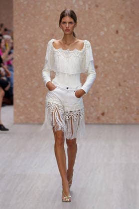 PFW - Chloe Runway A model walks the runway during the Chloe Ready to Wear Spring Summer 2027 fashion show as part of Paris Fashion Week on October 1, 2026 in Paris, France. Photo by Alain-Gil Gonzalez ABACAPRESS.COM Paris Ile-de-France France  Copyright: xGonzalezxAlain-Gil ABACAx