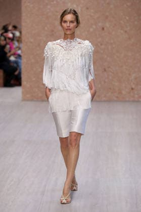 PFW - Chloe Runway Eva Herzigova walks the runway during the Chloe Ready to Wear Spring Summer 2027 fashion show as part of Paris Fashion Week on October 1, 2026 in Paris, France. Photo by Alain-Gil Gonzalez ABACAPRESS.COM Paris Ile-de-France France  Copyright: xGonzalezxAlain-Gil ABACAx