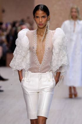 PFW - Chloe Runway A model walks the runway during the Chloe Ready to Wear Spring Summer 2027 fashion show as part of Paris Fashion Week on October 1, 2026 in Paris, France. Photo by Alain-Gil Gonzalez ABACAPRESS.COM Paris Ile-de-France France  Copyright: xGonzalezxAlain-Gil ABACAx