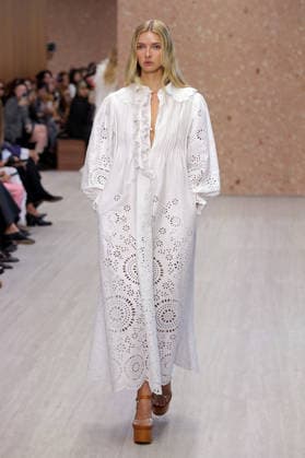 PFW - Chloe Runway A model walks the runway during the Chloe Ready to Wear Spring Summer 2027 fashion show as part of Paris Fashion Week on October 1, 2026 in Paris, France. Photo by Alain-Gil Gonzalez ABACAPRESS.COM Paris Ile-de-France France  Copyright: xGonzalezxAlain-Gil ABACAx