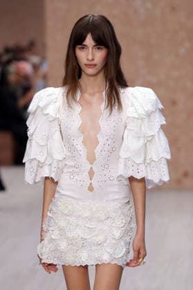PFW - Chloe Runway A model walks the runway during the Chloe Ready to Wear Spring Summer 2027 fashion show as part of Paris Fashion Week on October 1, 2026 in Paris, France. Photo by Alain-Gil Gonzalez ABACAPRESS.COM Paris Ile-de-France France  Copyright: xGonzalezxAlain-Gil ABACAx
