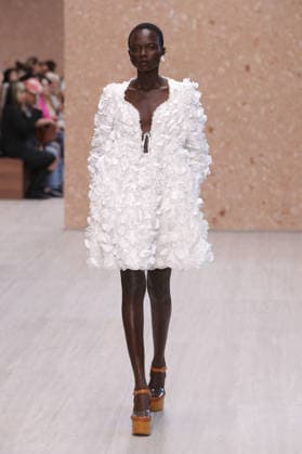 PFW - Chloe Runway A model walks the runway during the Chloe Ready to Wear Spring Summer 2027 fashion show as part of Paris Fashion Week on October 1, 2026 in Paris, France. Photo by Alain-Gil Gonzalez ABACAPRESS.COM Paris Ile-de-France France  Copyright: xGonzalezxAlain-Gil ABACAx