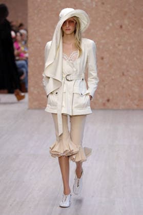 PFW - Chloe Runway A model walks the runway during the Chloe Ready to Wear Spring Summer 2027 fashion show as part of Paris Fashion Week on October 1, 2026 in Paris, France. Photo by Alain-Gil Gonzalez ABACAPRESS.COM Paris Ile-de-France France  Copyright: xGonzalezxAlain-Gil ABACAx