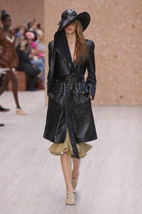 PFW - Chloe Runway A model walks the runway during the Chloe Ready to Wear Spring Summer 2027 fashion show as part of Paris Fashion Week on October 1, 2026 in Paris, France. Photo by Alain-Gil Gonzalez ABACAPRESS.COM Paris Ile-de-France France  Copyright: xGonzalezxAlain-Gil ABACAx